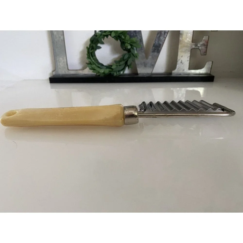 Vintage Vegetable Crinkle‎ Cutter Potato Cheese Slicer Beige Plastic Handle EUC